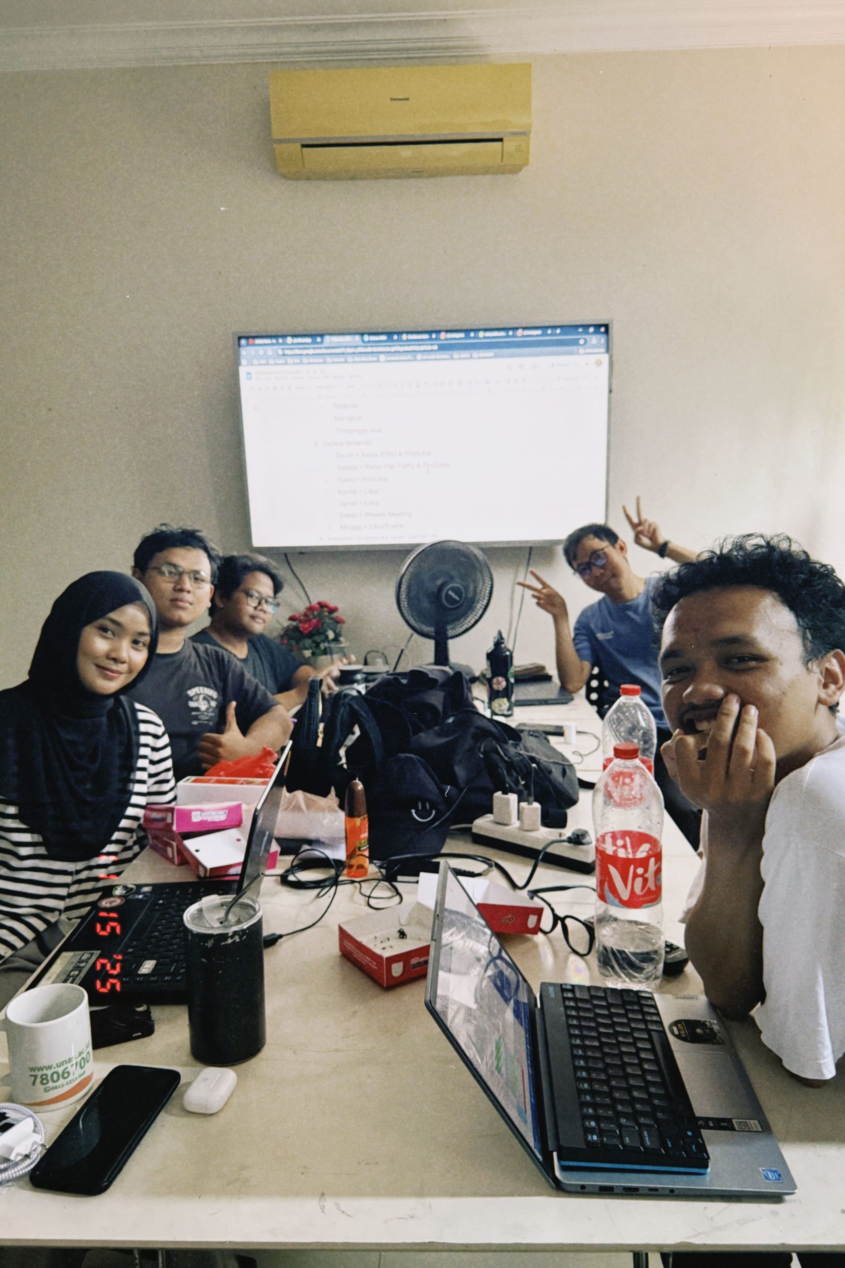 Tim Brownify sedang rapat